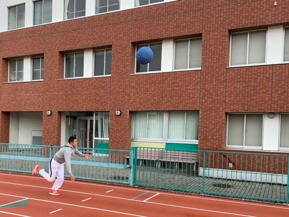 陸上競技場で、メディシンボールを投げ上げる若生くん