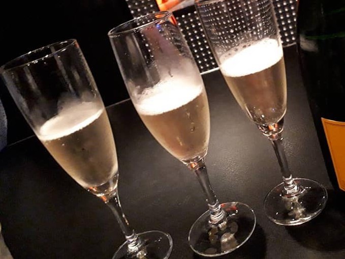 バーでシャンパンが入ったグラスが3つ並んでいる画像