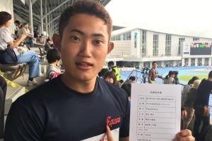 大会後、記録証を手に記念撮影する若生くん