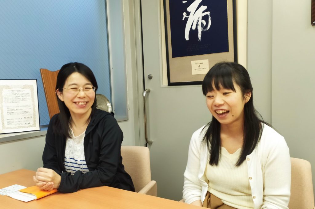 会議室で笑顔で話をする近藤瞳さん（左）と上田喬子さん