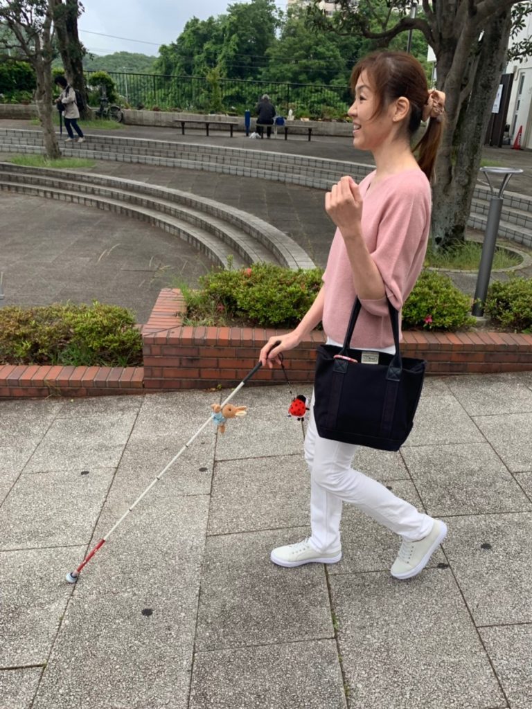 白杖を使って歩く小林さん