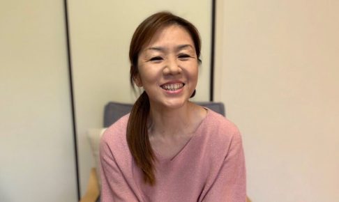 笑顔でインタビューに答える小林さん
