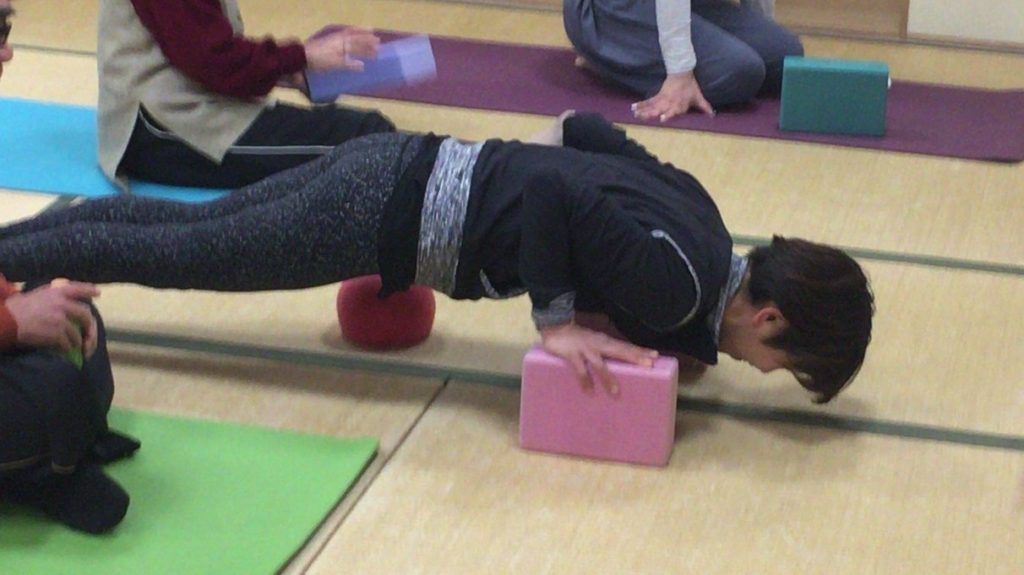 ヨガのボックスを使って腕立て伏せをする佐藤ゆみさん