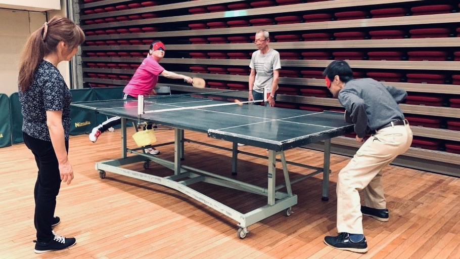 視覚障害者の選手同士がラリーをしている画像