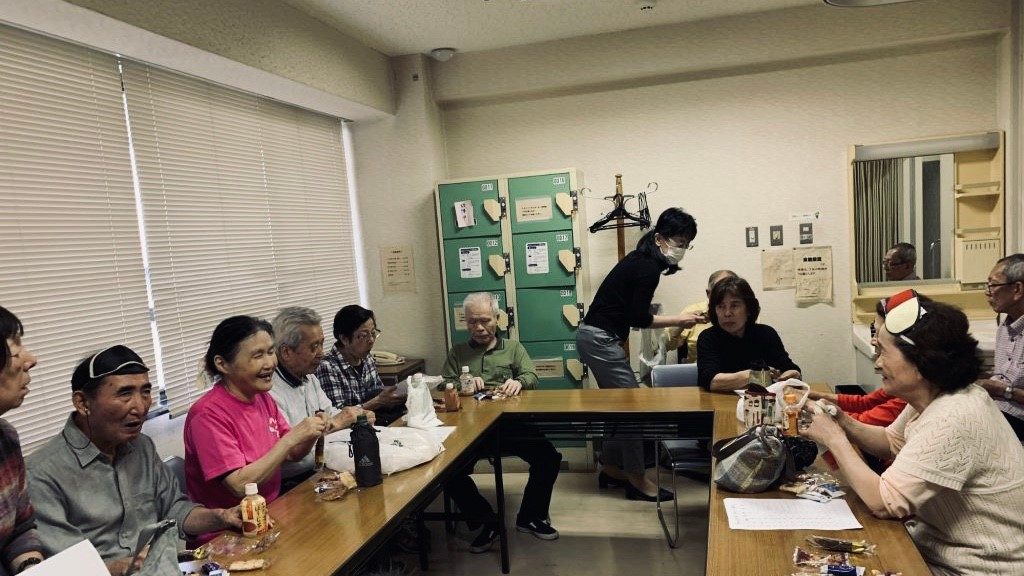 会議室で参加者が机に座ってお話をしている画像