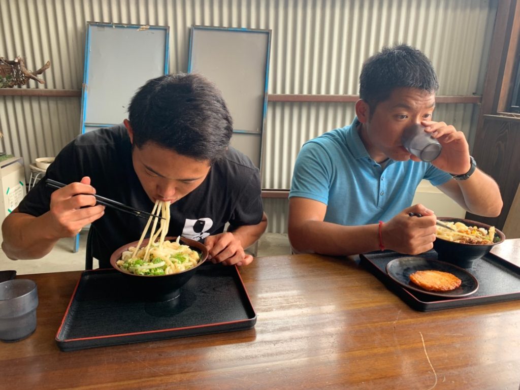 うどん屋で若生くんと田中さんがうどんを食べている画像