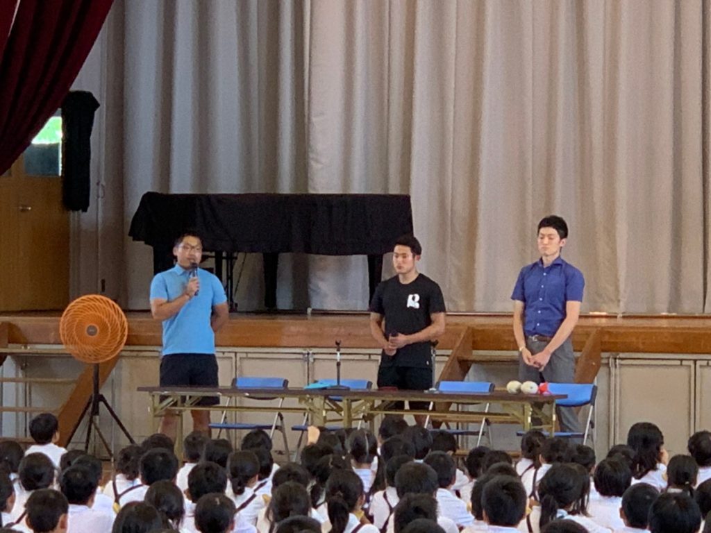全校生を前に、田中さんがお話をしている画像