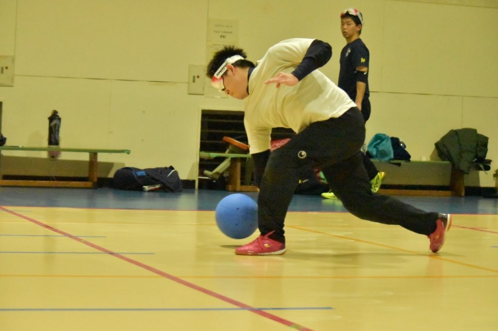 山口りょうがくんがゴールボールで投球する瞬間を横から撮影した画像