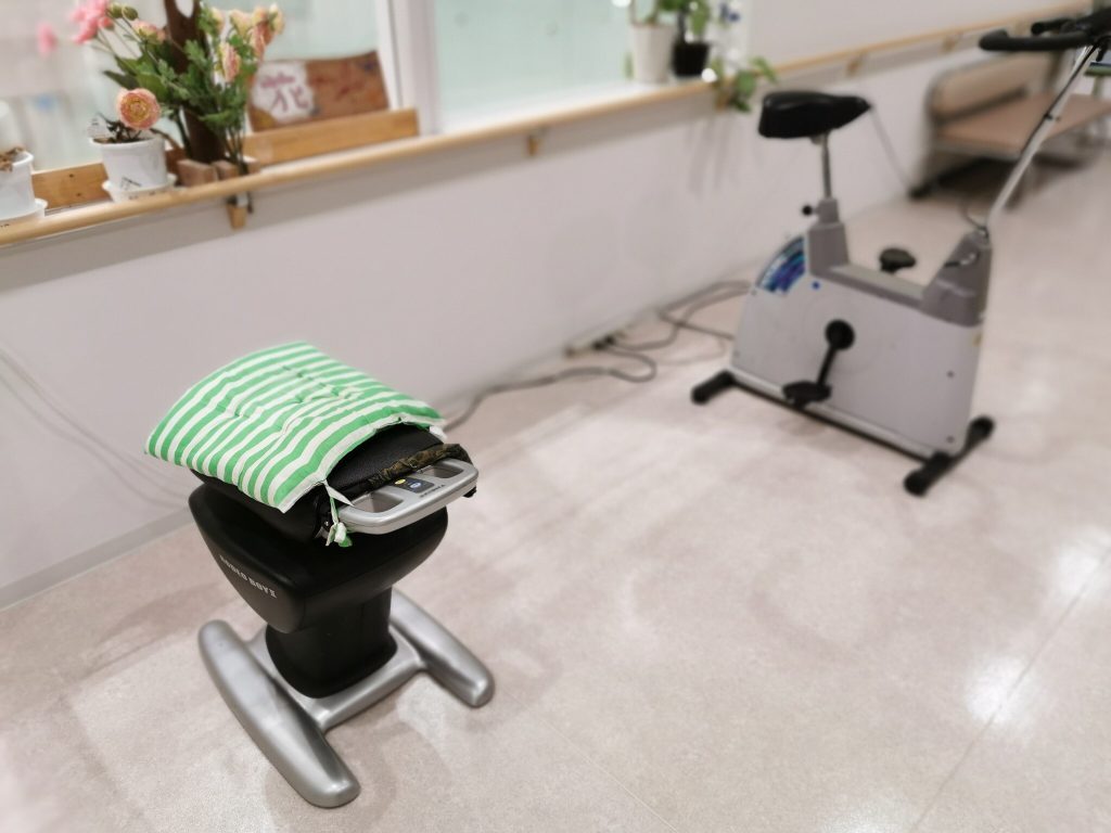 通路にジョーバとエアロバイクが設置されている画像。