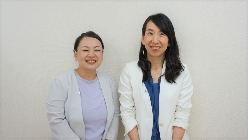 株式会社ファンケルの上坪理紗さん（左）と中川亜衣子さん（右）が並んで立っている画像。
