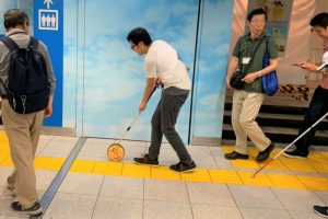 駅構内で現地調査をするボランティアさんの画像