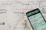 実際の地図の上に、ことばの道案内を開いたスマホを写している画像