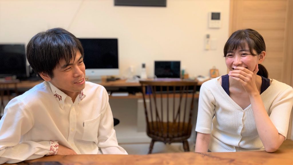 安藤さんと浅野さんが向き合って笑顔で話をしている画像。
