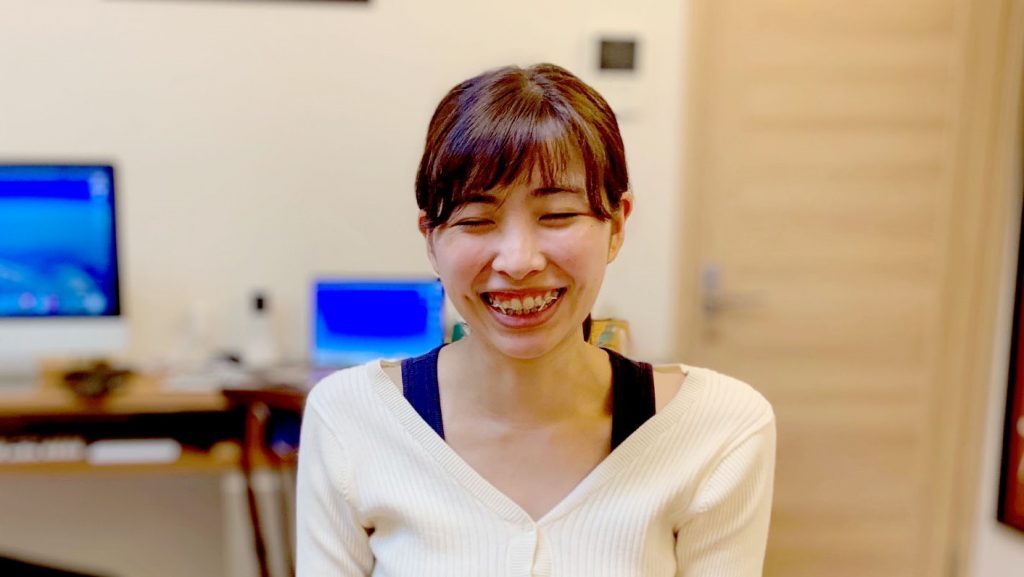 浅野さんが笑顔で話をしている画像。