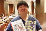 伊敷さんが、きみのてを持っている笑顔で写っている画像。