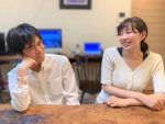 安藤さんと浅野さんが向き合って笑顔で話をしている画像。