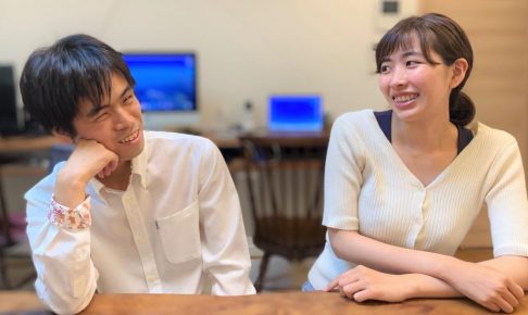 安藤さんと浅野さんが向き合って笑顔で話をしている画像。