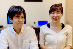 安藤さんと浅野さんが正面を向いて２人で並んでいる画像。