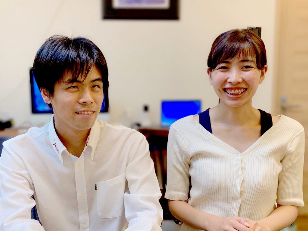 安藤さんと浅野さんが正面を向いて２人で並んでいる画像。