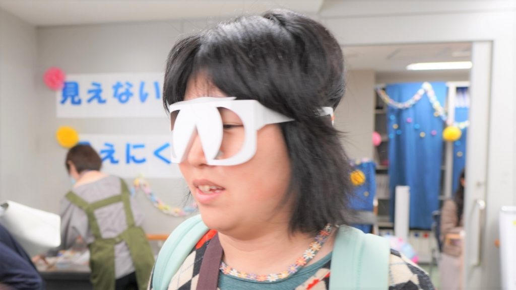 レンズの鼻よりの部分に覆いがある眼鏡をかけている画像。
