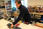 大内さんが自動車の模型を触って説明している画像。