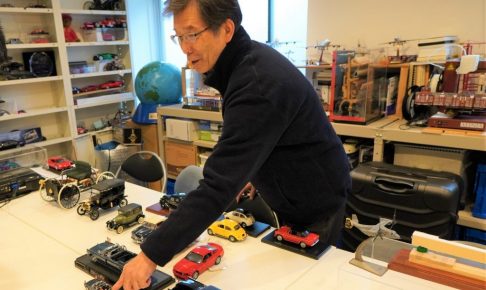 大内さんが自動車の模型を触って説明している画像。