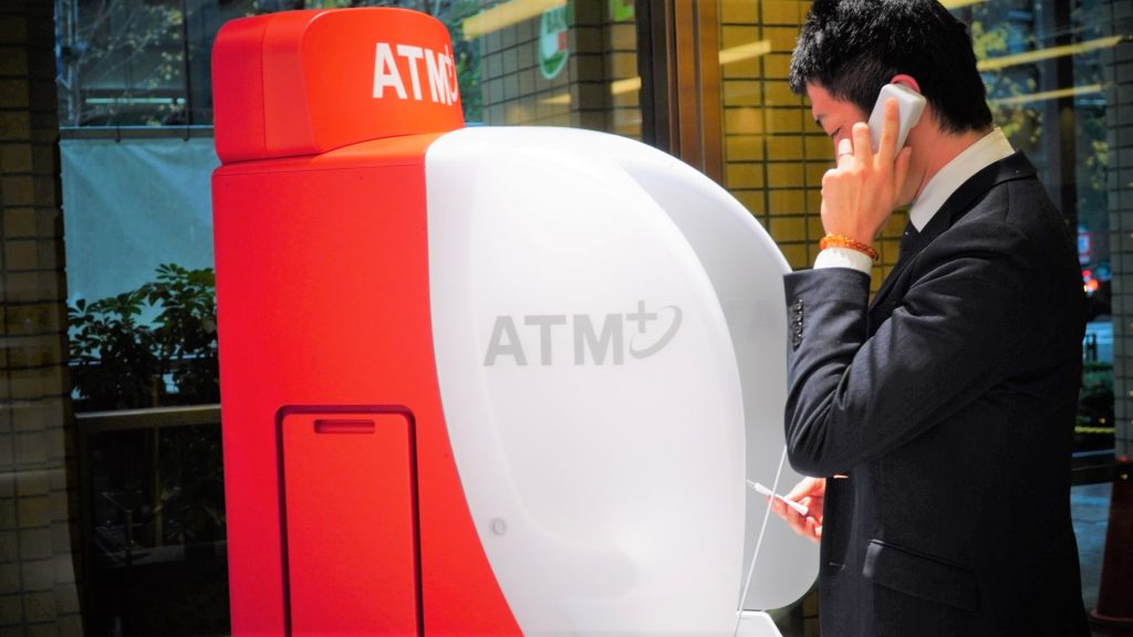 ATMを使って実際に音声操作している様子を撮影した画像。