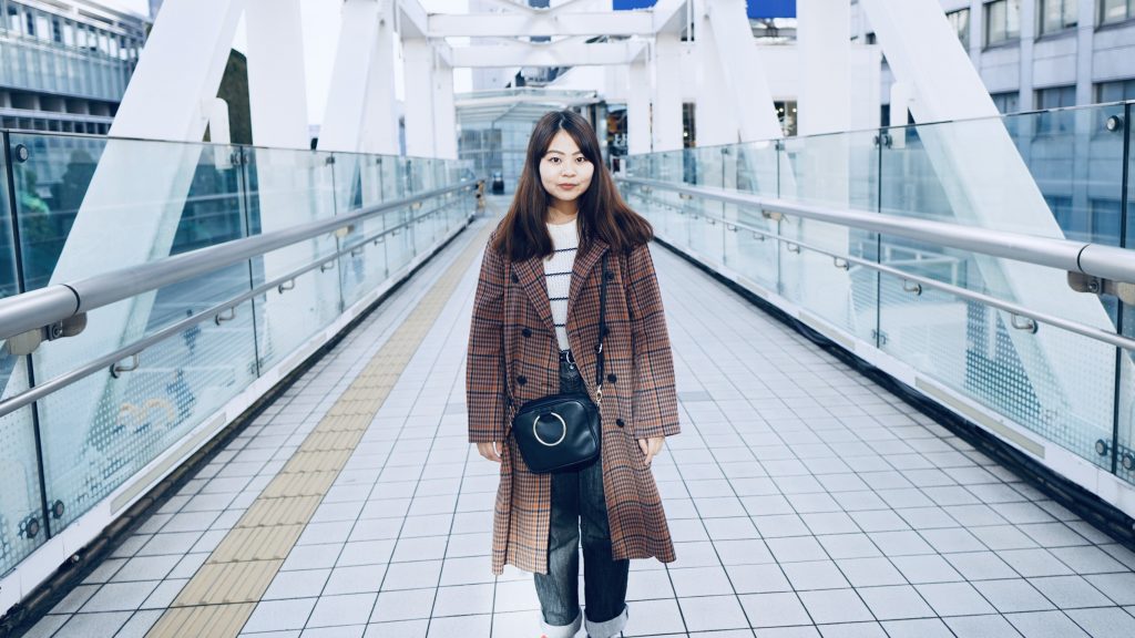 歩道橋の真ん中で立っている櫻井さんを撮影した画像。