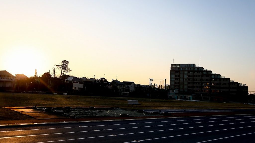 日が沈みかけた陸上競技場の画像。
