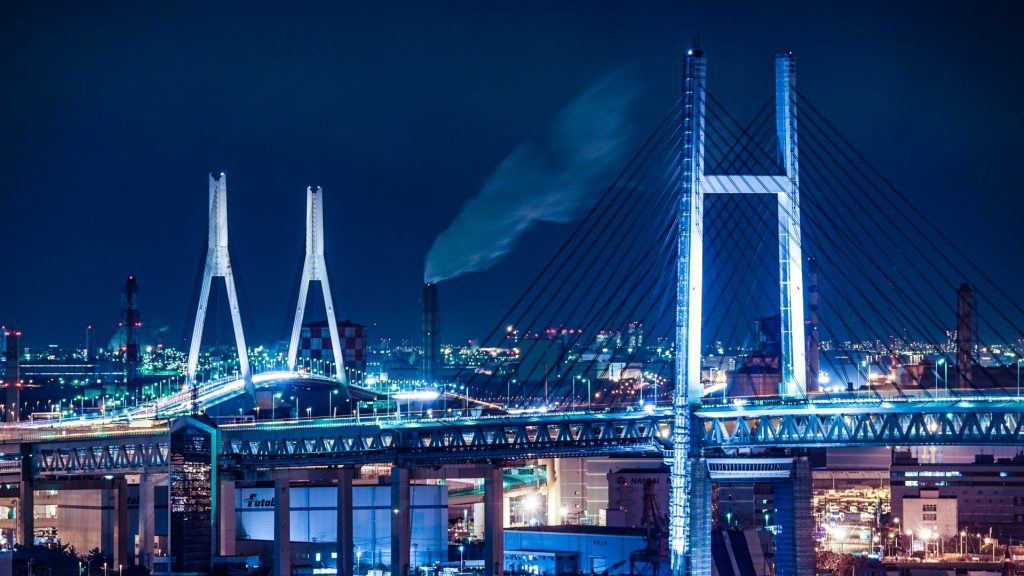 横浜のベイブリッジが夜景でライトアップされている画像。