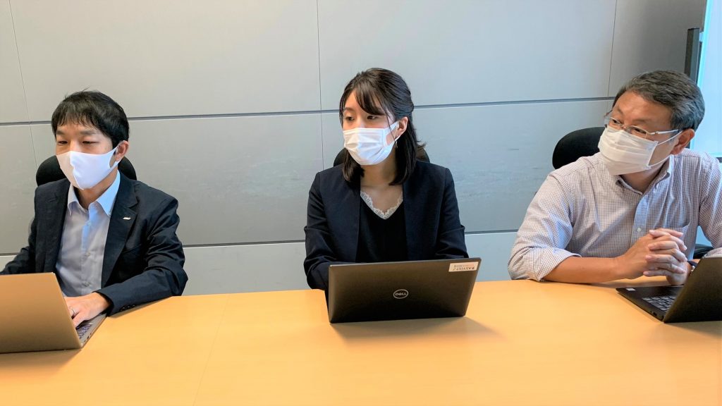大澤さん、黒岩さん、石井さんが横並びでインタビューに答えている画像。