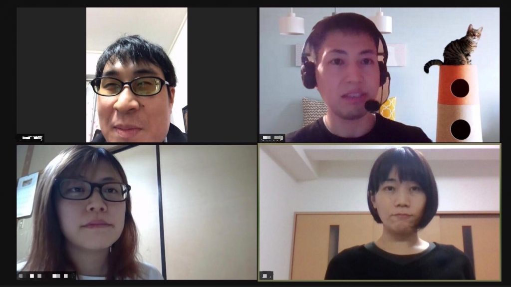 zoonのグループセッションで4名がお話している画像。