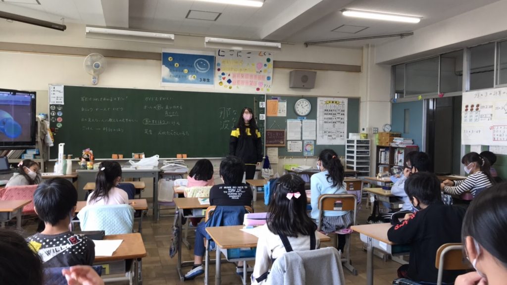 教室で植松さんが児童に対してお話をしている画像。
