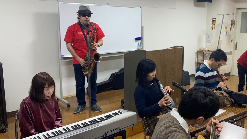 佐野さんのジャズの演奏に合わせて皆さんが楽器を演奏している画像
