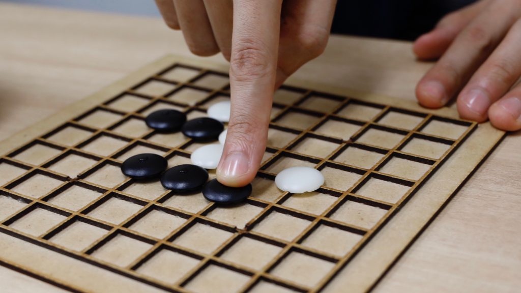 碁を打つ柿島さんの指先