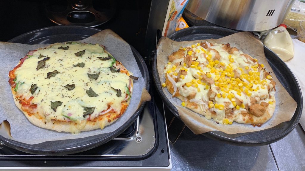 オーブンから出した2枚のピザを撮影した画像