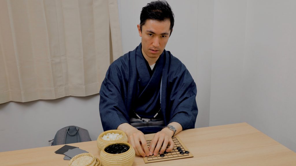 真剣な表情で碁石を置く柿島さん