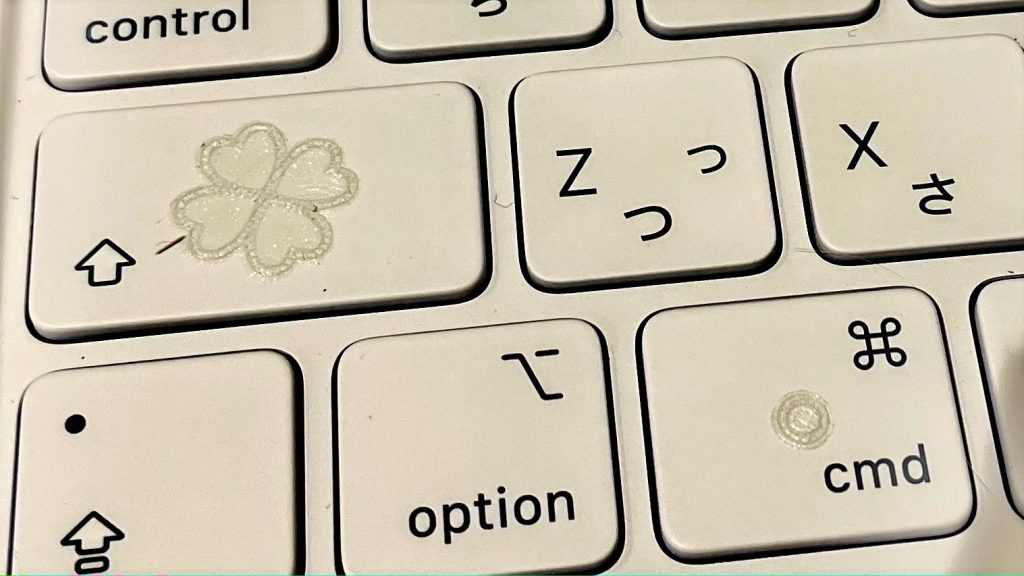 iPadのキーボードに大きさの違うシールを貼っている画像。