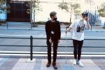 三好さんと三輪が歩道の脇でリラックスして立っている画像。
