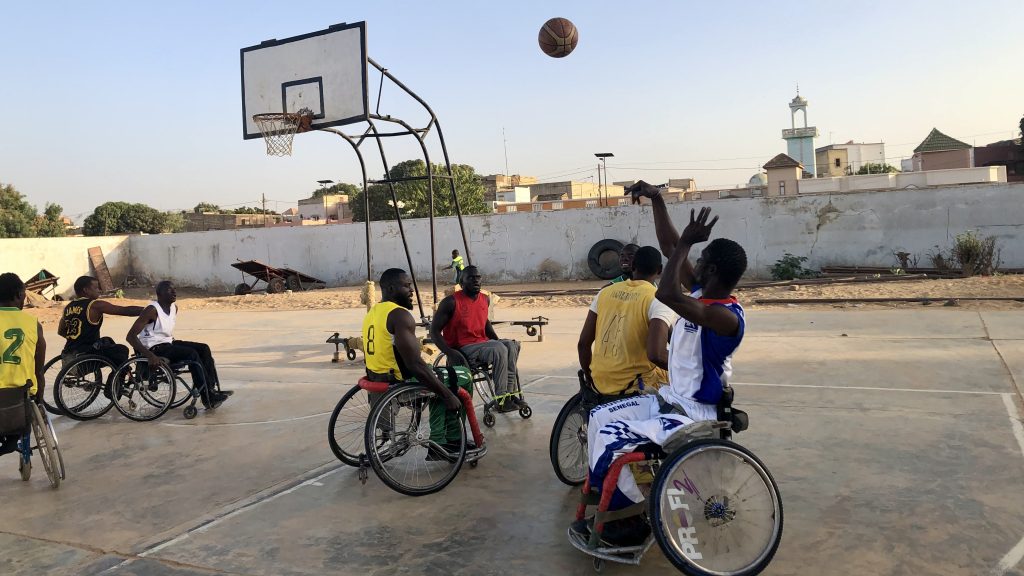 車椅子バスケットボールで、選手がシュートを打っている画像。