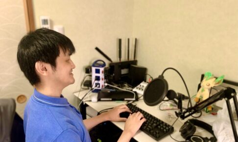 キーボードを操作している野澤さんの画像。