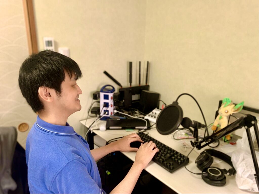 キーボードを操作している野澤さんの画像。