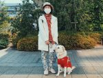 小倉さんと盲導犬のブリスが一緒に正面を向いて写っている画像
