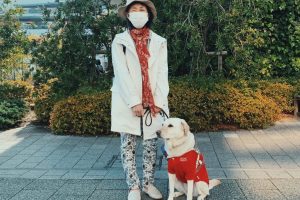 小倉さんと盲導犬のブリスが一緒に正面を向いて写っている画像
