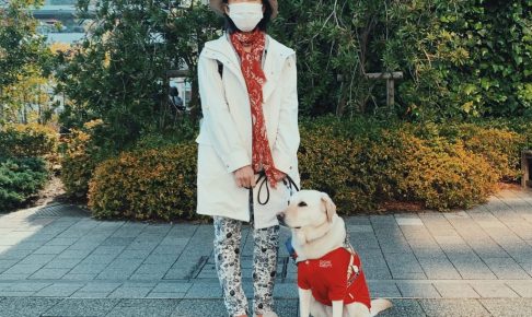 小倉さんと盲導犬のブリスが一緒に正面を向いて写っている画像