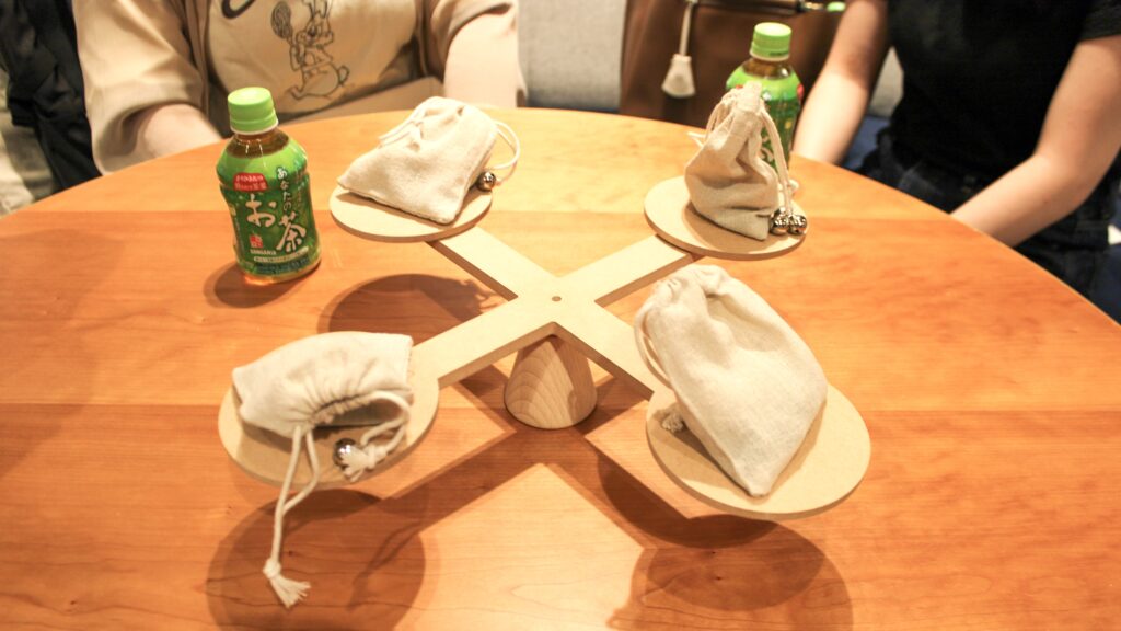 4つの袋の重さが釣り合った天秤