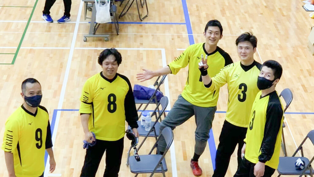 高橋さんが学生時代に一緒にプレーしていた仲間と一緒に記念撮影している画像