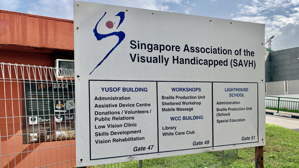 SAVHの看板。Singapore Association of the Visually Handicapped、SAVHと書かれている。