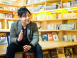 身振り手振りを交えて話す西川さん