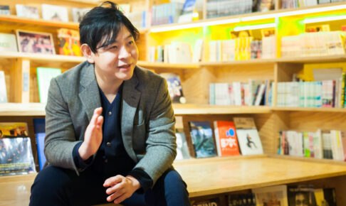 身振り手振りを交えて話す西川さん